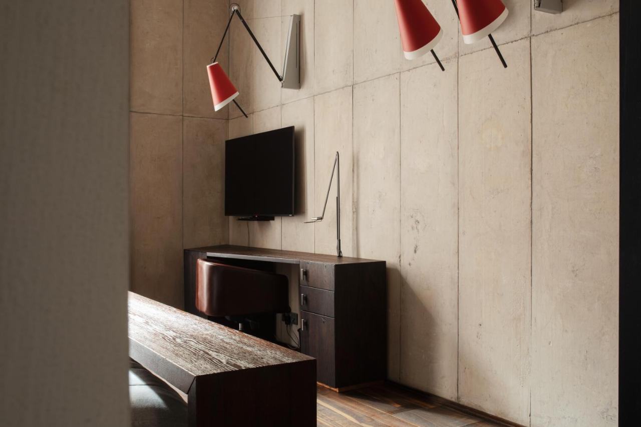 Hotel Monopol Wroclaw Dış mekan fotoğraf A wall mounted television