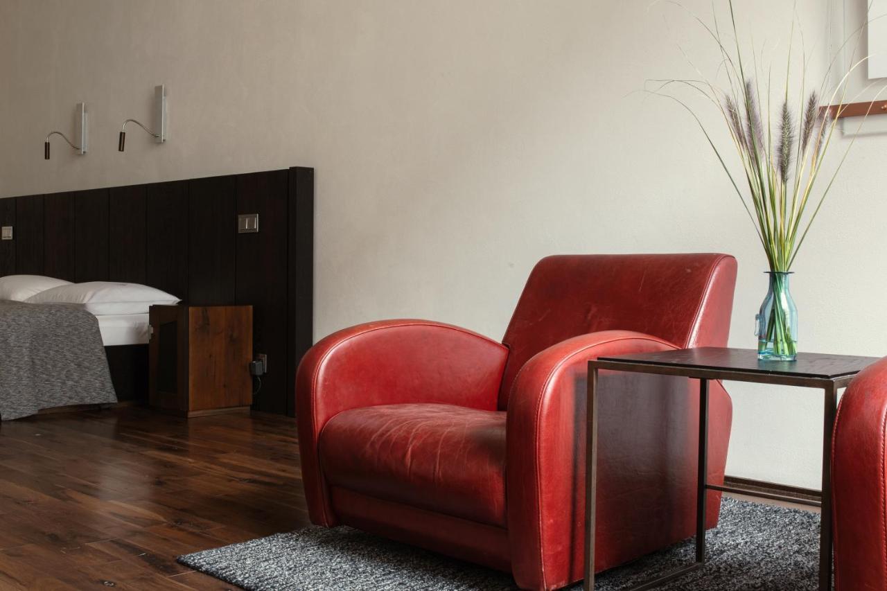 Hotel Monopol Wroclaw Dış mekan fotoğraf A leather chair