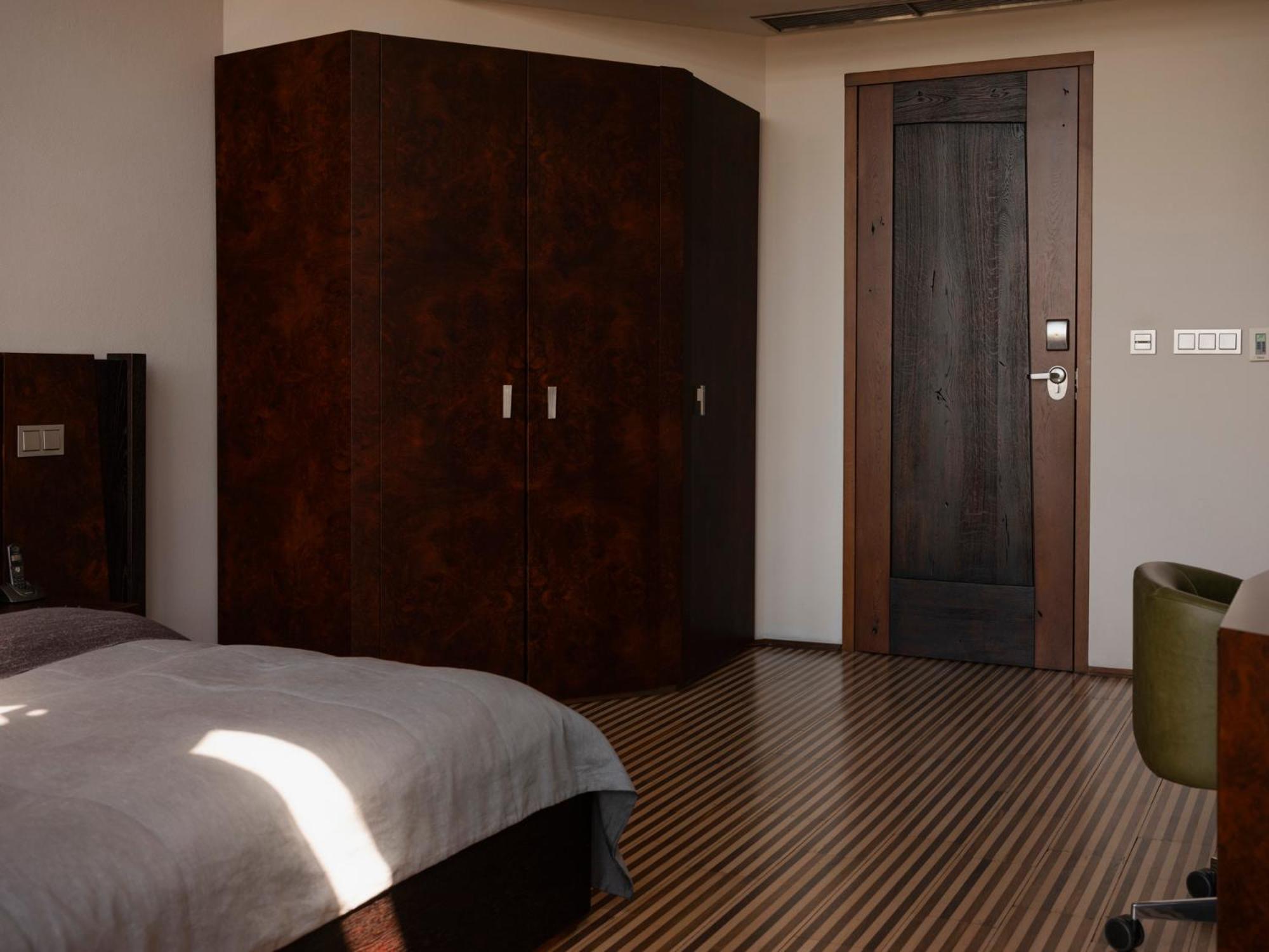 Hotel Monopol Wroclaw Dış mekan fotoğraf A bedroom with a wardrobe